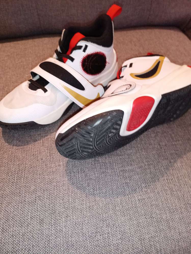 Nike Team Hustle skór St 38,5