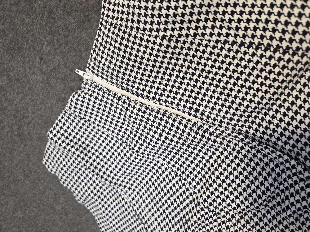 Kellohelmainen mustavalkoinen hame 38