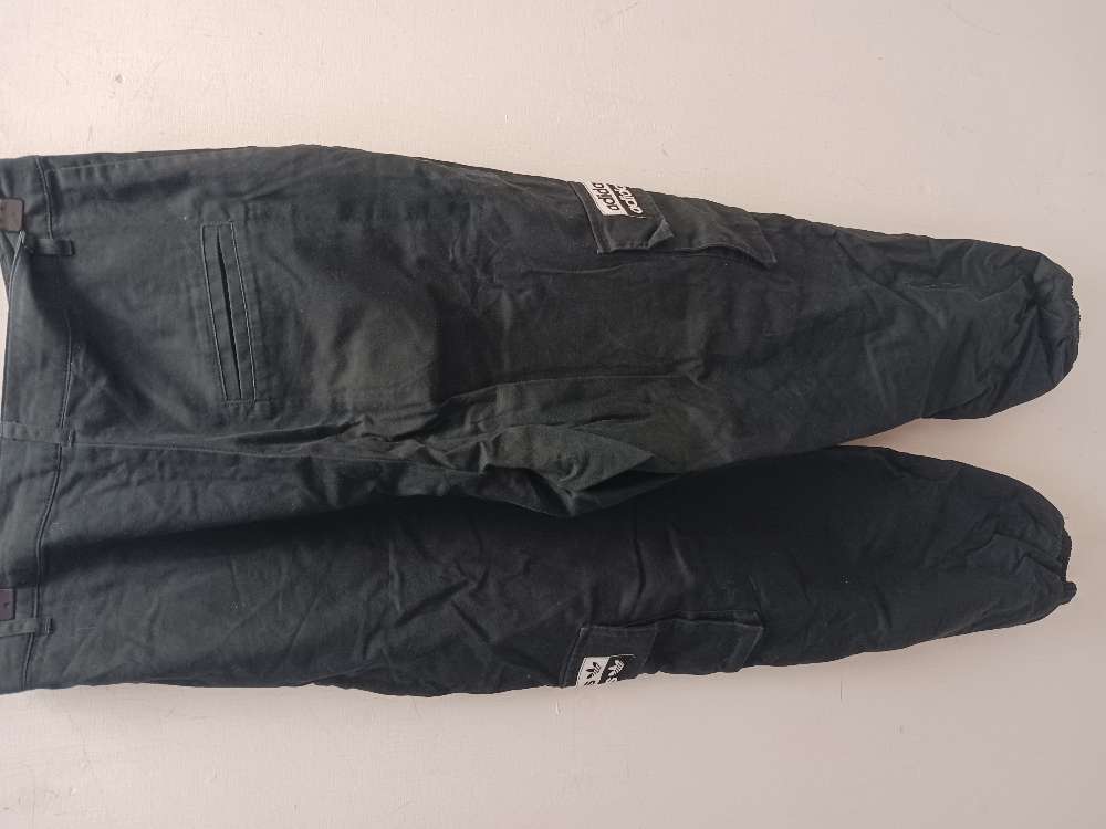 Adidas mustat reisitaskuhousut 36