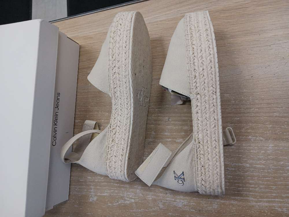 Calvin Klein vaaleat kengät 37