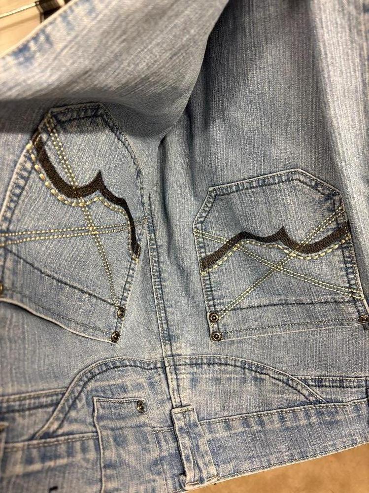 Naisten Female vaal farkkucaprit, n. M