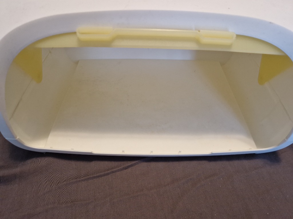 Tupperware leipälaatikko