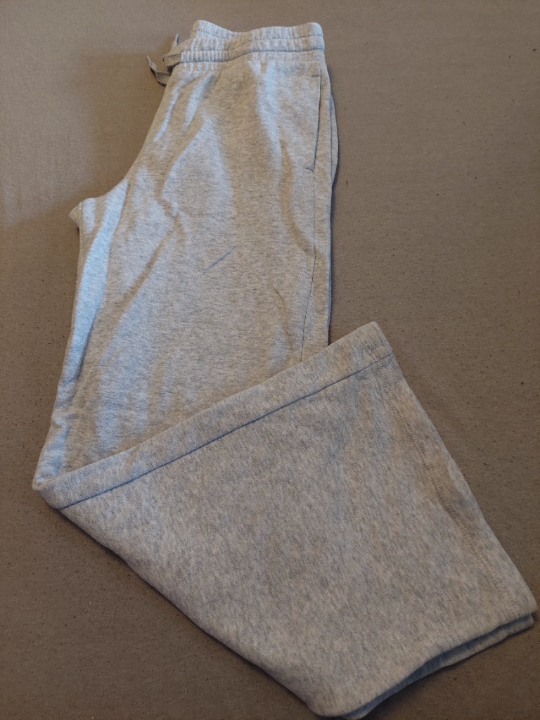 Víðar joggingbuxur 140