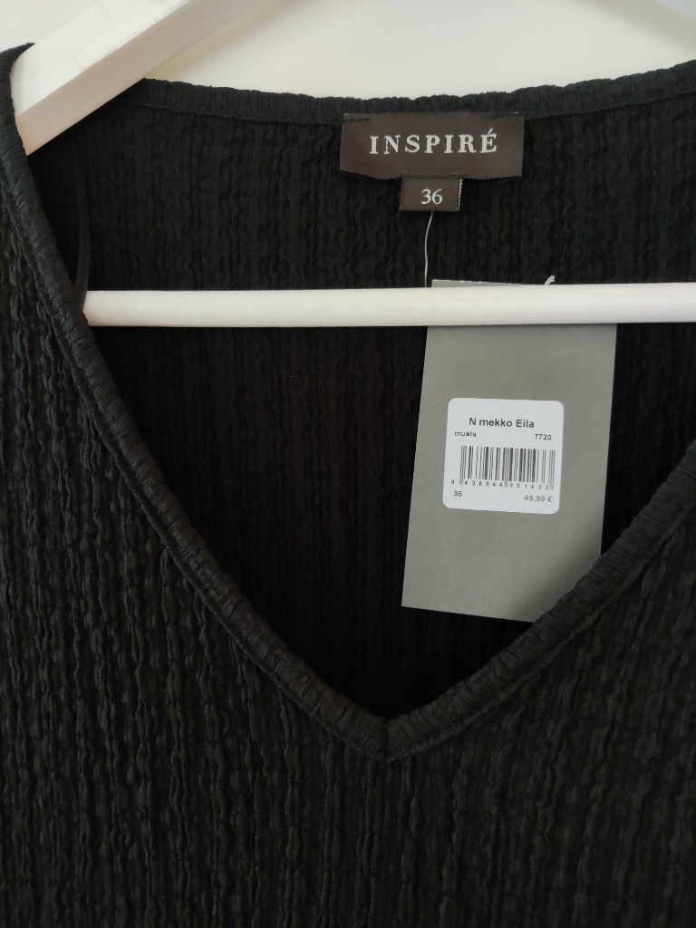 Inspire taskullinen musta mekko