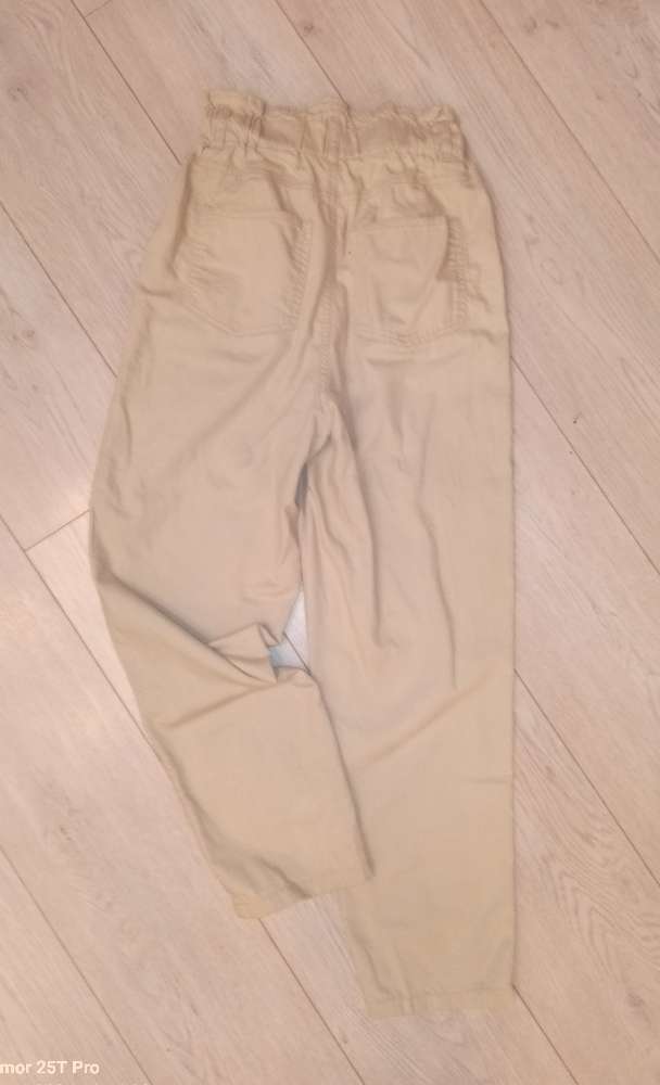 Ljósbrúnar léttar kaki buxur St 36