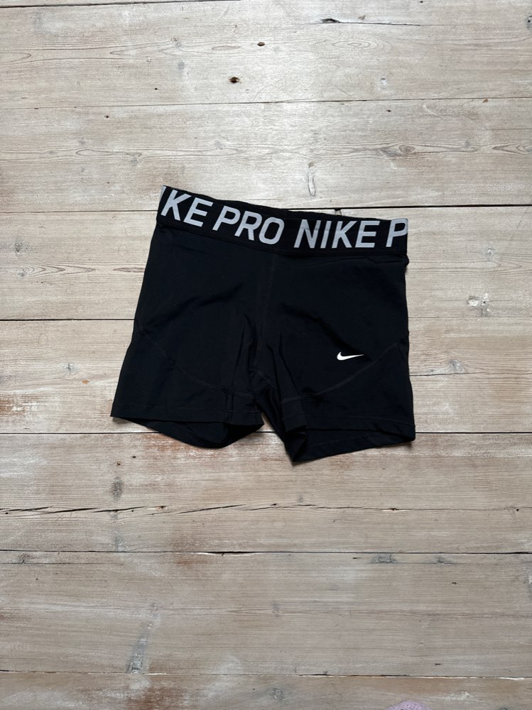 Nike mustat urheilushortsit, koko L