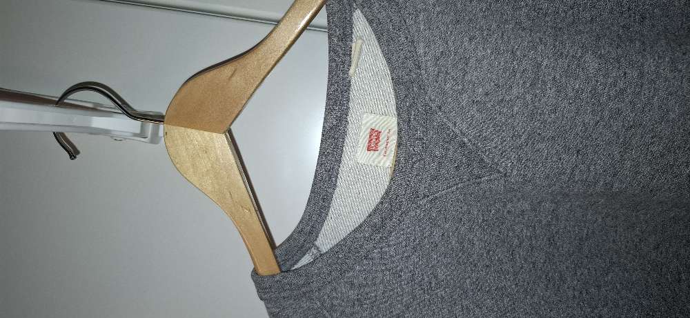Levis st. M grá peysa