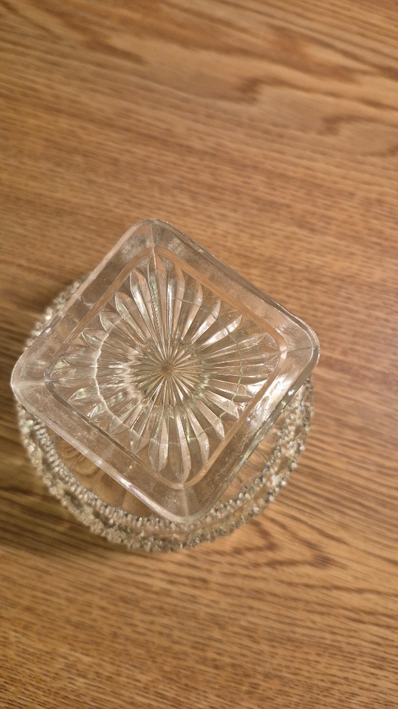 Puristettu lasikulho