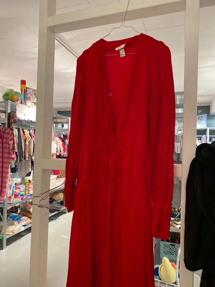 Rød kjole, (tråd i stykker ved ærme)