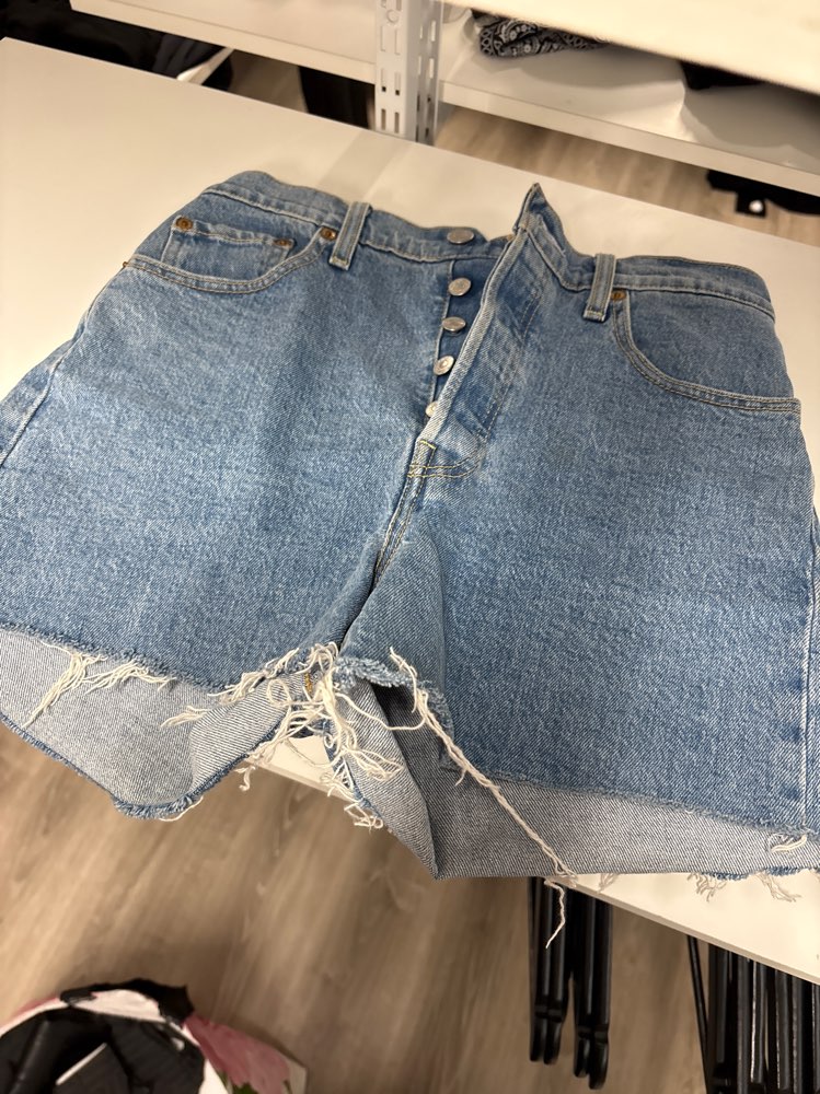 LEVI’S farkkusortsit koko 27
