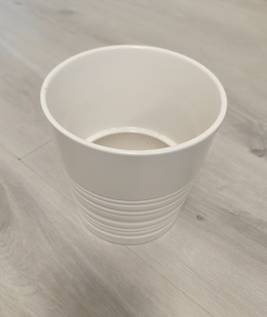 Valkoinen ruukku raidoilla halk. 14cm