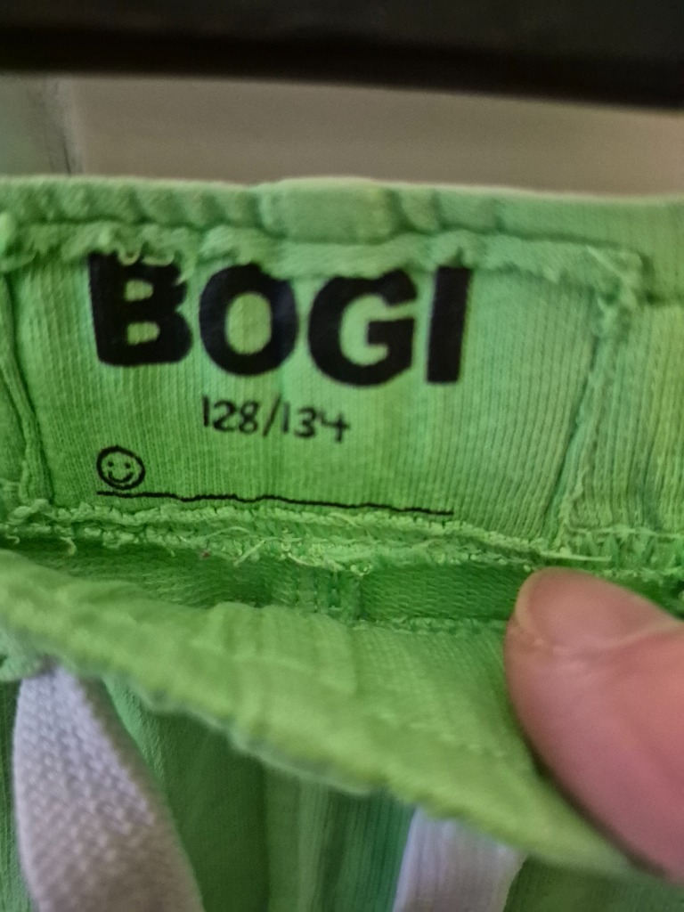 Vihreät shortsit koko 128/134