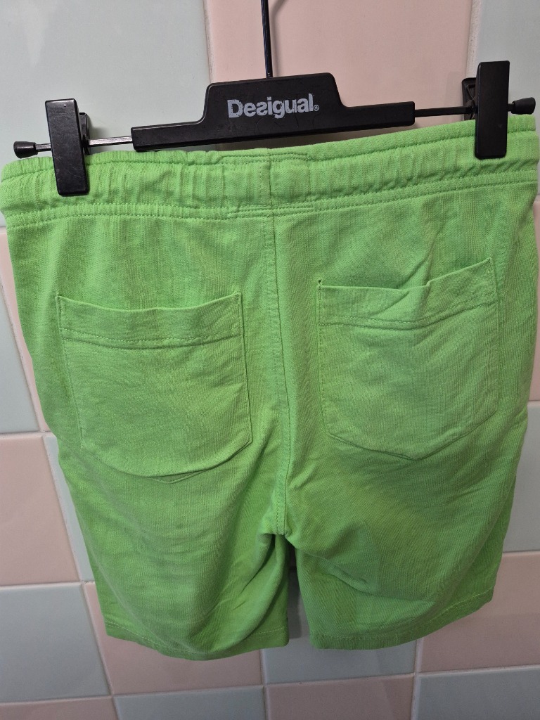 Vihreät shortsit koko 128/134