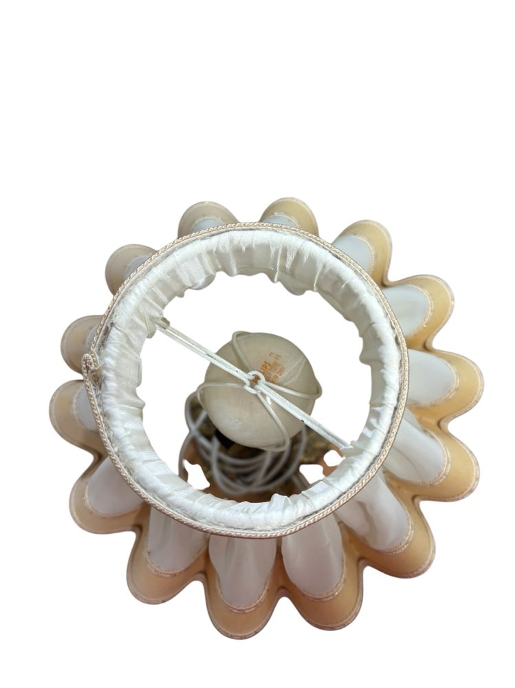 Vanha pöytävalaisin, jalka messinkiä