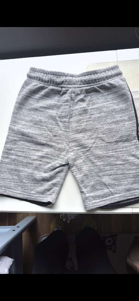 Primark harmaat shortsit koko 140