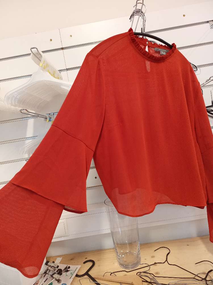 Rauð gegnsæ blússa. Primark