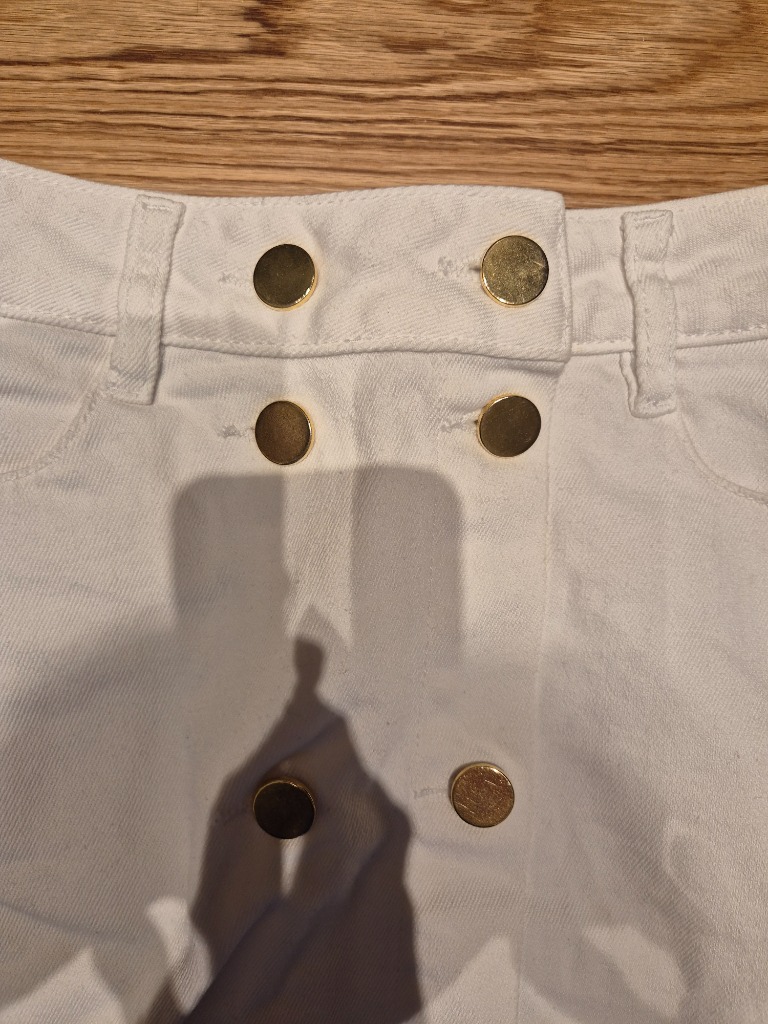 Hvitt ola skjørt med gull knapper