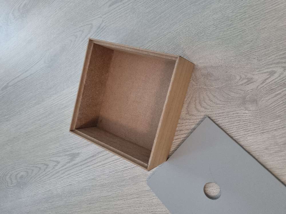 Puinen harmaakantinen säilytyslaatikko