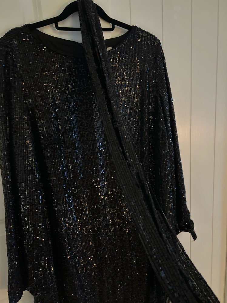 Kjole med paljetter og belte (Mama)