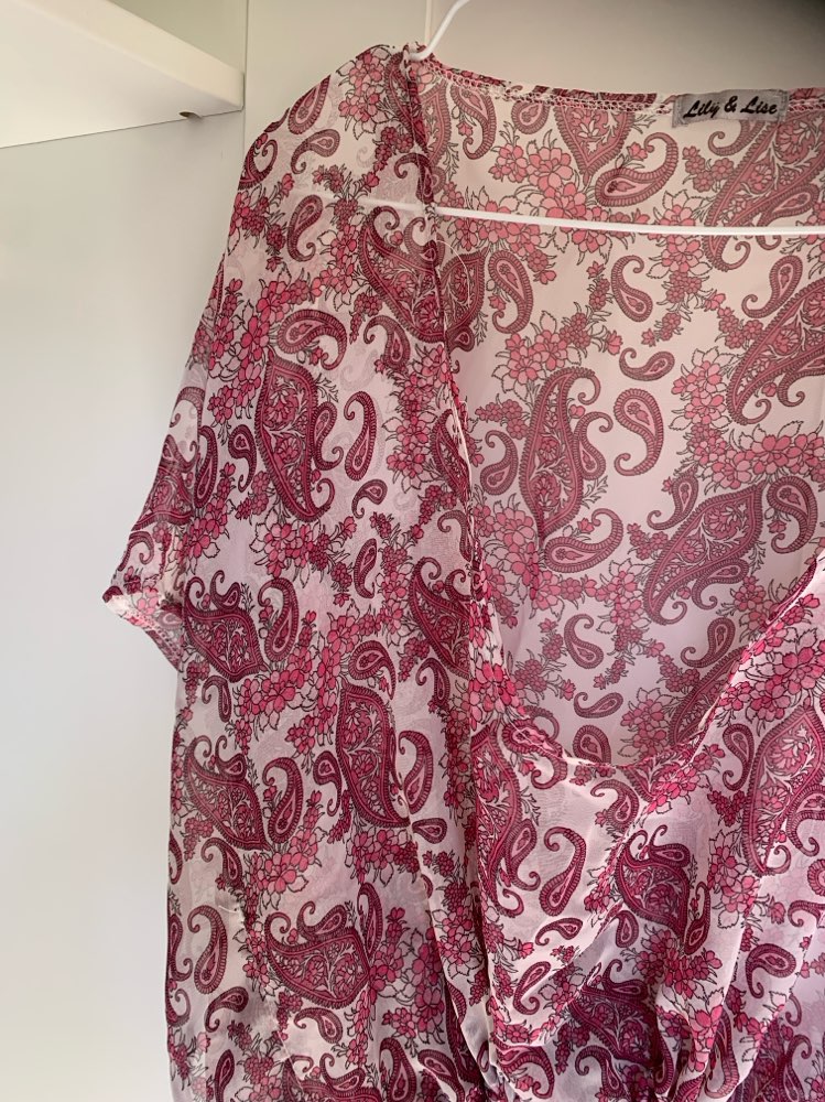 Rosa strandkjole med mønster